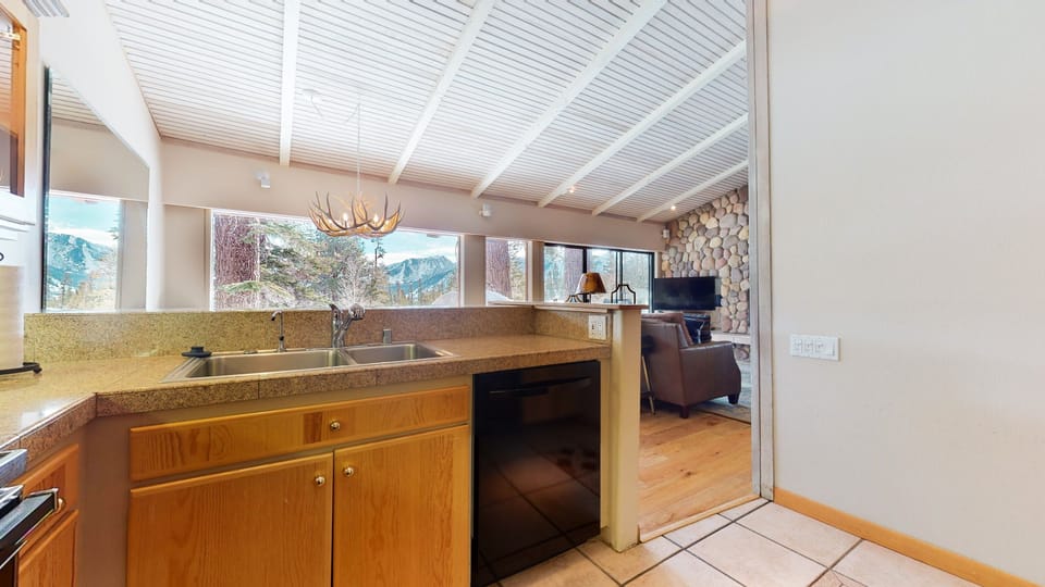 Condo, 4 Bedrooms | Private kitchen | Full-size fridge, microwave, oven, coffee/tea maker