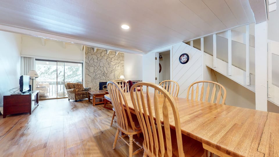 Condo, 2 Bedrooms | Dining
