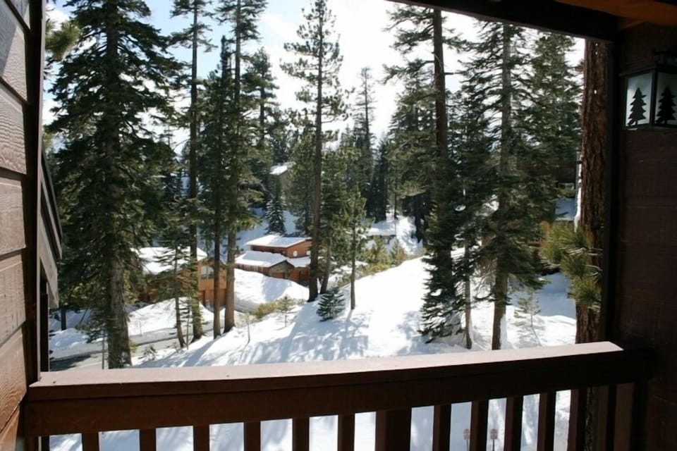 Condo, 2 Bedrooms | Property grounds