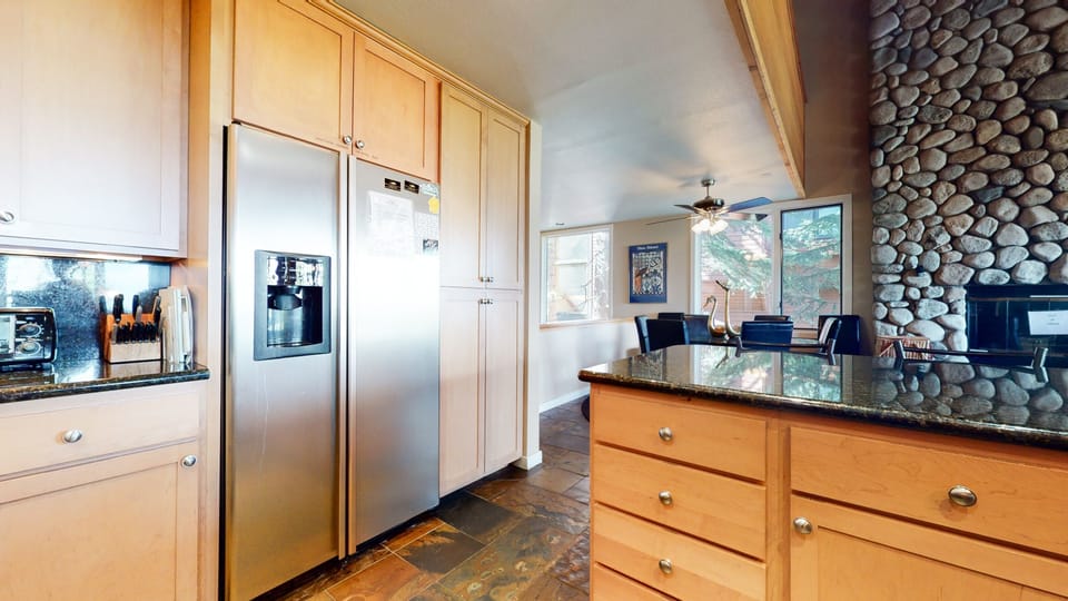 Condo, 3 Bedrooms | Private kitchen | Full-size fridge, microwave, oven, stovetop