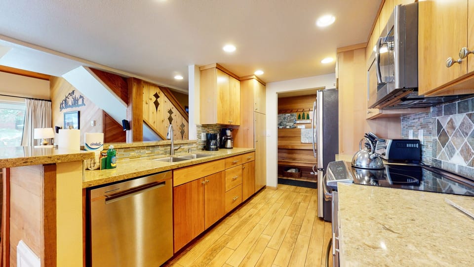 Condo, 3 Bedrooms | Private kitchen | Full-size fridge, microwave, oven, stovetop