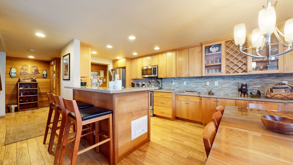 Condo, 3 Bedrooms | Private kitchen | Full-size fridge, microwave, oven, stovetop