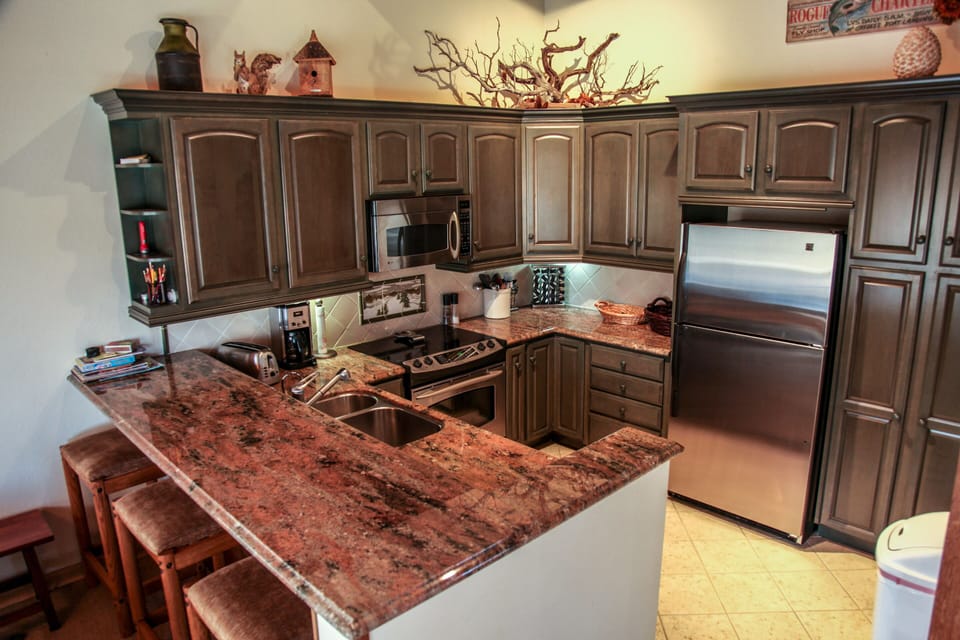 Condo, 4 Bedrooms | Private kitchen | Full-size fridge, microwave, oven, stovetop