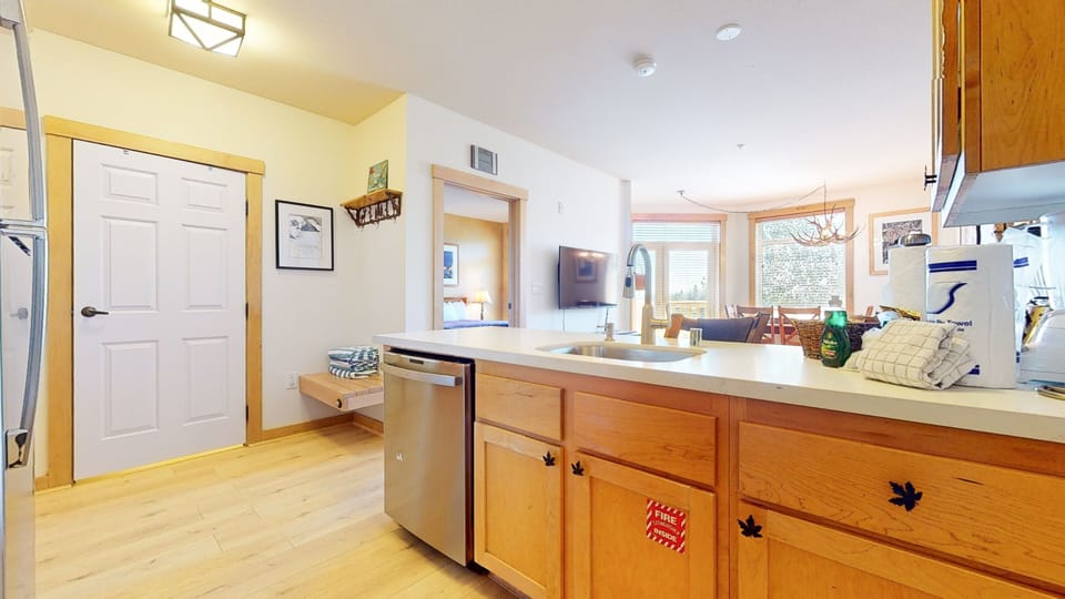 Condo, 1 Bedroom | Private kitchen | Full-size fridge, microwave, oven, stovetop