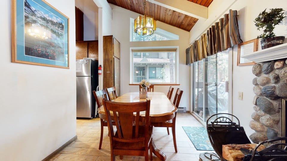 Condo, 2 Bedrooms | Dining