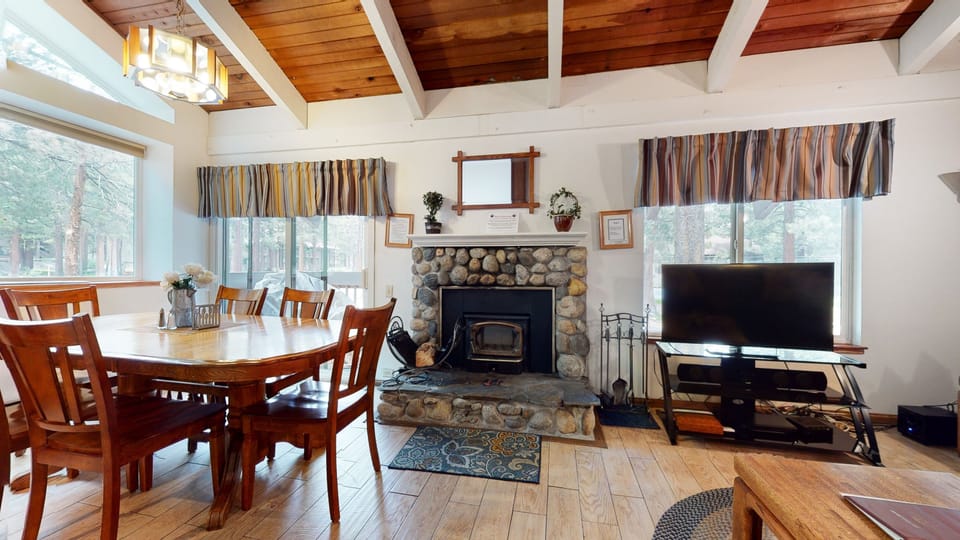 Condo, 2 Bedrooms | Dining