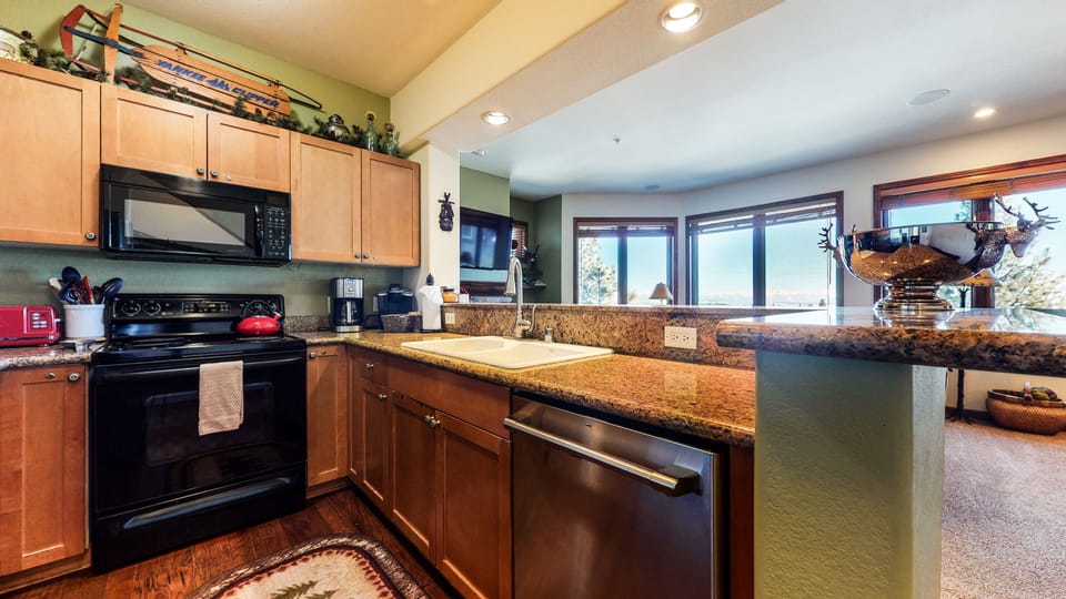 Condo, 3 Bedrooms | Private kitchen | Full-size fridge, microwave, oven, stovetop