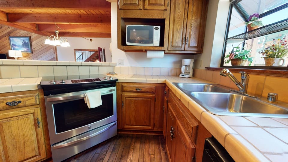 Condo, 2 Bedrooms | Private kitchen | Fridge, microwave, oven, stovetop