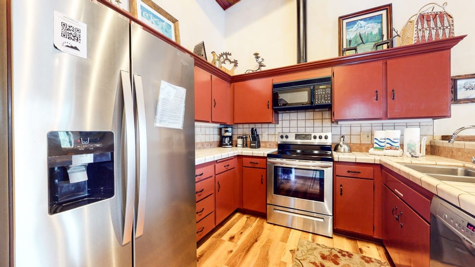 Condo, 4 Bedrooms | Private kitchen | Full-size fridge, microwave, oven, stovetop