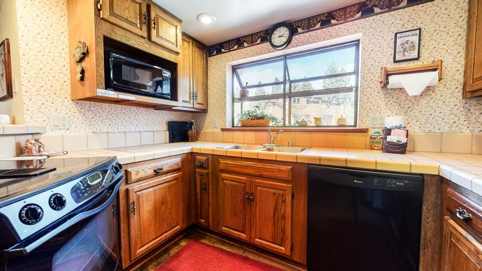 Condo, 2 Bedrooms | Private kitchen | Full-size fridge, microwave, oven, coffee/tea maker