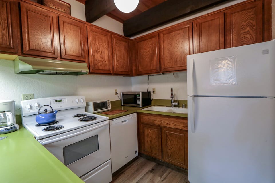 Condo, 3 Bedrooms | Private kitchen | Full-size fridge, microwave, oven, stovetop