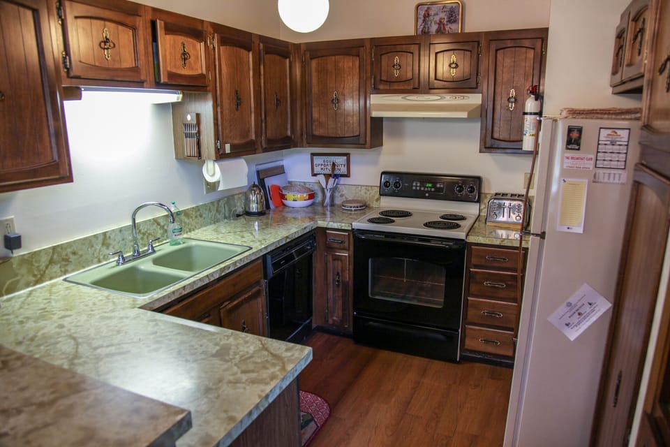 Condo, 3 Bedrooms | Private kitchen | Full-size fridge, microwave, oven, stovetop