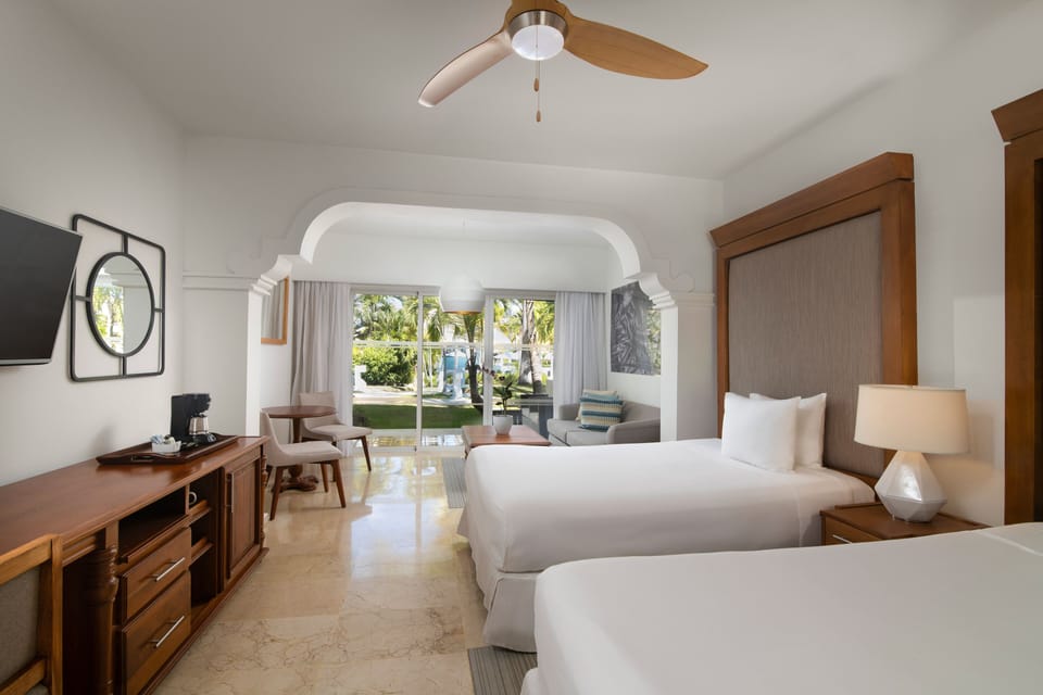 The Level Junior Suite Garden View | Free minibar items, in-room safe, desk, laptop workspace