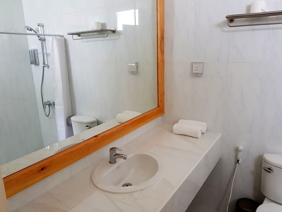 Shower, free toiletries, towels