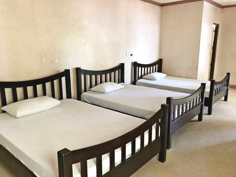 Family Room for 6 | Desk, bed sheets