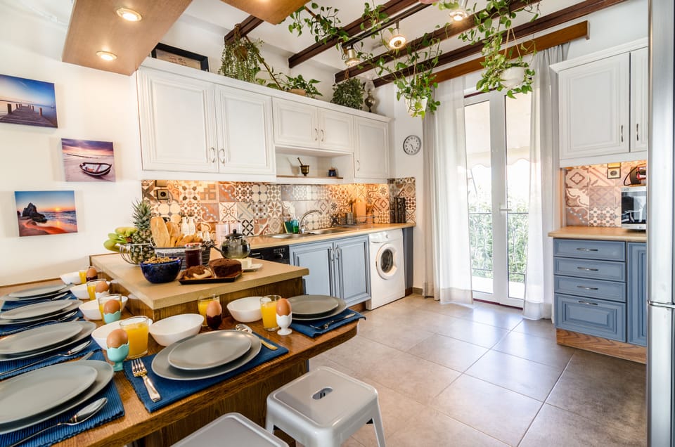 Design Duplex, 3 Bedrooms | Private kitchen | Full-size fridge, microwave, oven, stovetop