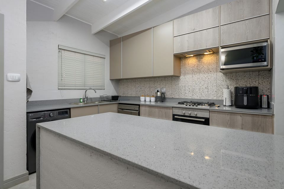 Three Bedroom Superior 2605 | Private kitchen | Full-size fridge, microwave, oven, stovetop