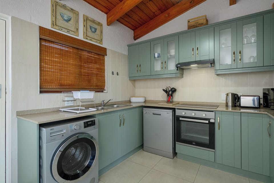 Two Bedroom Superior 1939 | Private kitchen | Microwave, toaster, cookware/dishes/utensils, dining table