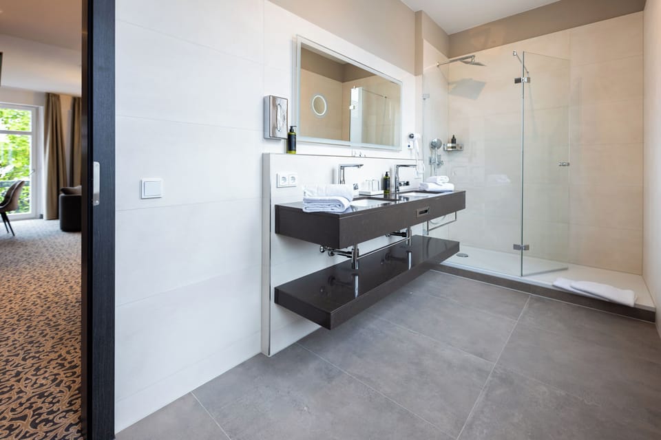 Business Double Room, 1 Queen Bed | Bathroom | Hair dryer, towels