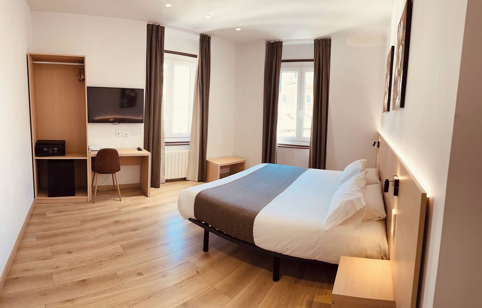 Double Room (Superior con vistas) | Minibar, in-room safe, desk, soundproofing