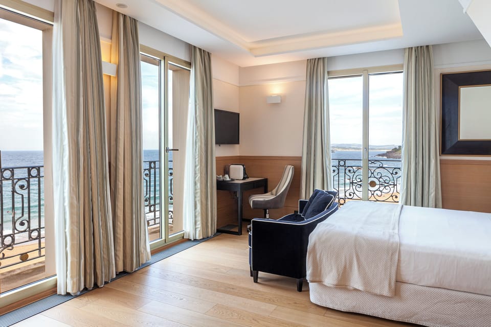 Minibar, in-room safe, desk, laptop workspace