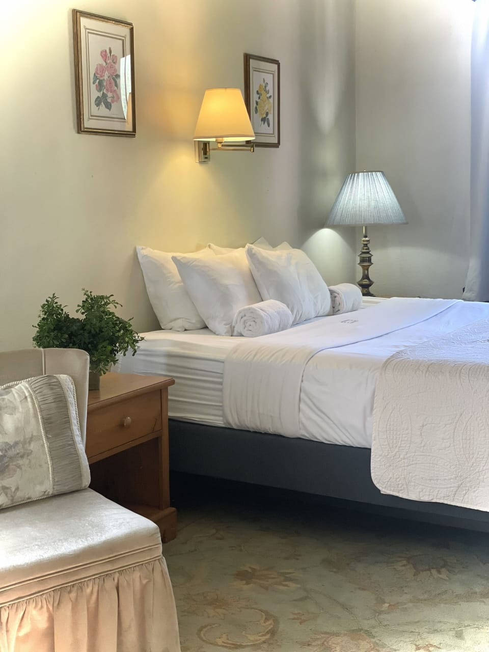 Traditional Single Room, 1 King Bed | Individually decorated, individually furnished, blackout drapes