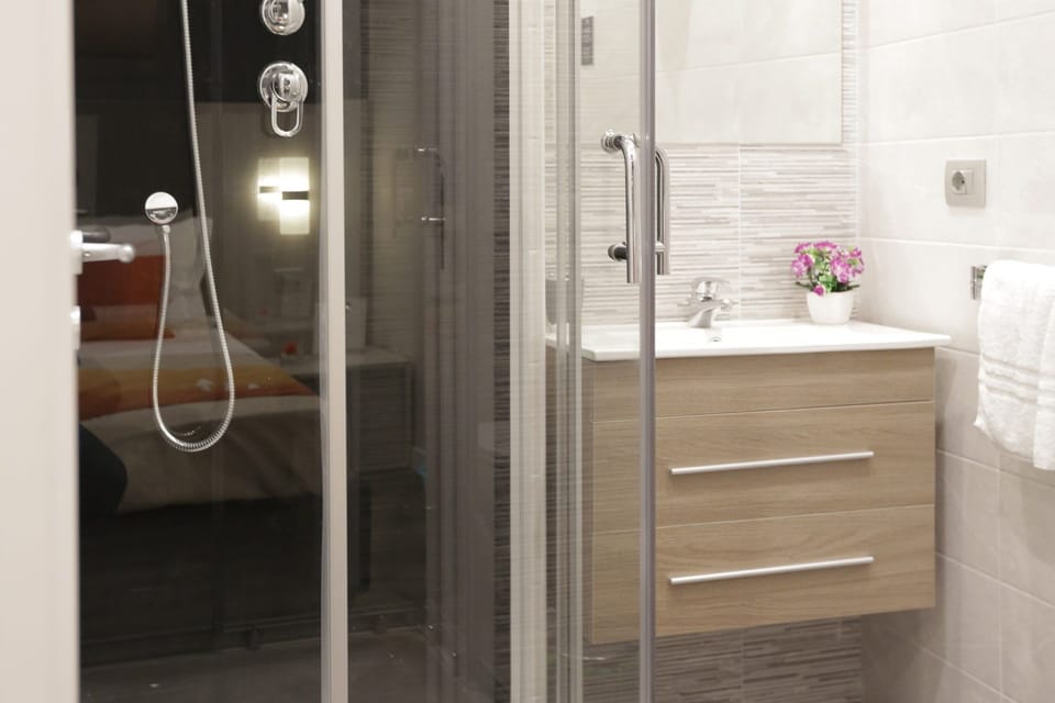 Basic Room, Sea View | Bathroom | Shower, rainfall showerhead, hair dryer, bathrobes