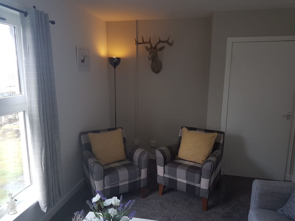 Cottage, 2 Bedrooms | Living room | Flat-screen TV