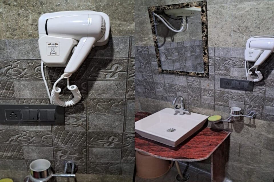 Superior Room | Bathroom | Shower, free toiletries