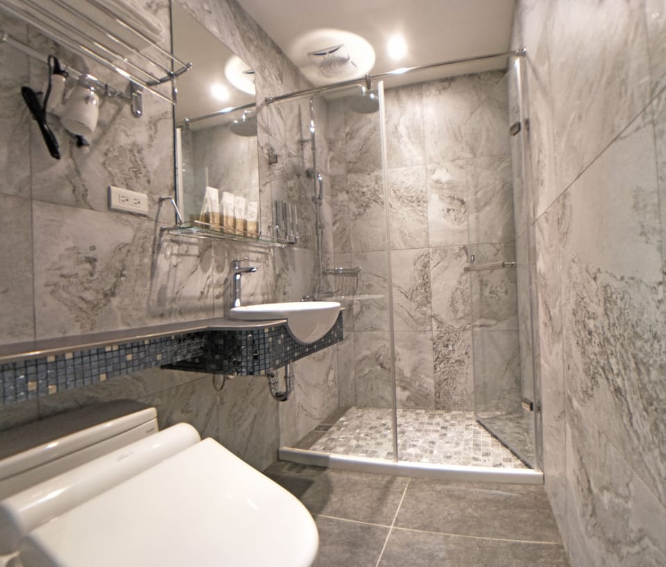Standard Quad Room(No Window) | Bathroom | Shower, rainfall showerhead, free toiletries, hair dryer
