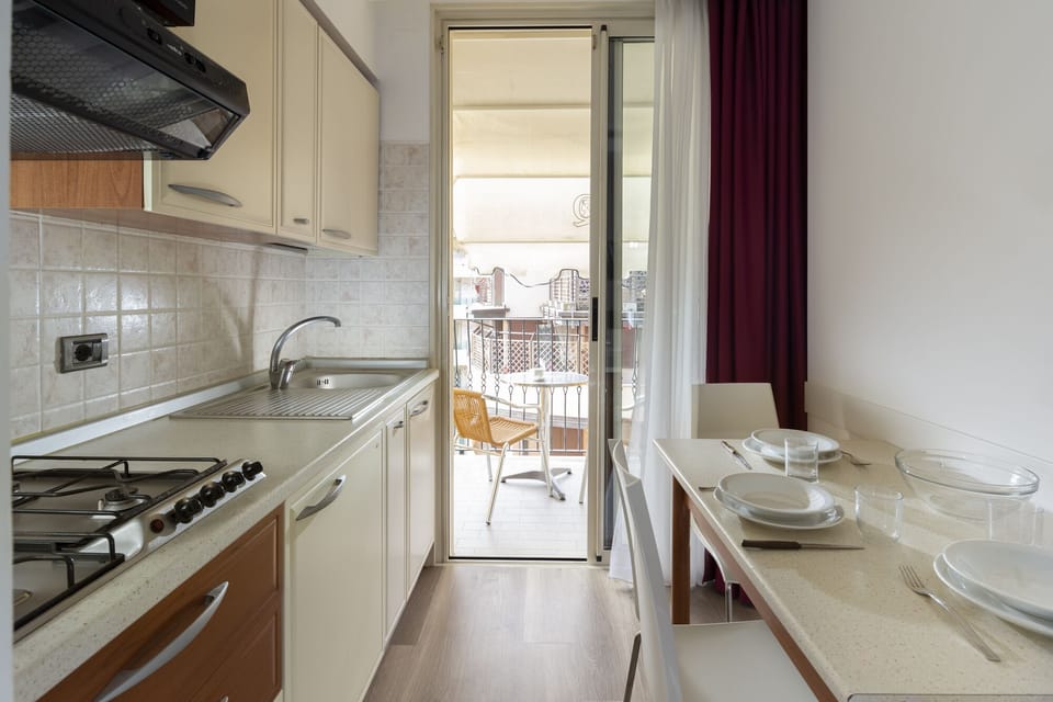 Comfort Studio, Balcony | Private kitchen | Full-size fridge, microwave, stovetop, cookware/dishes/utensils