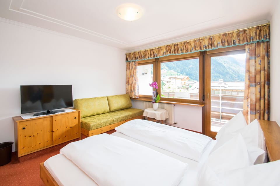 Classic Double Room | Premium bedding, in-room safe, desk, blackout drapes
