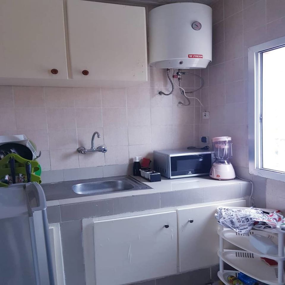 Comfort Studio Suite | Private kitchen | Full-size fridge, microwave, oven, stovetop