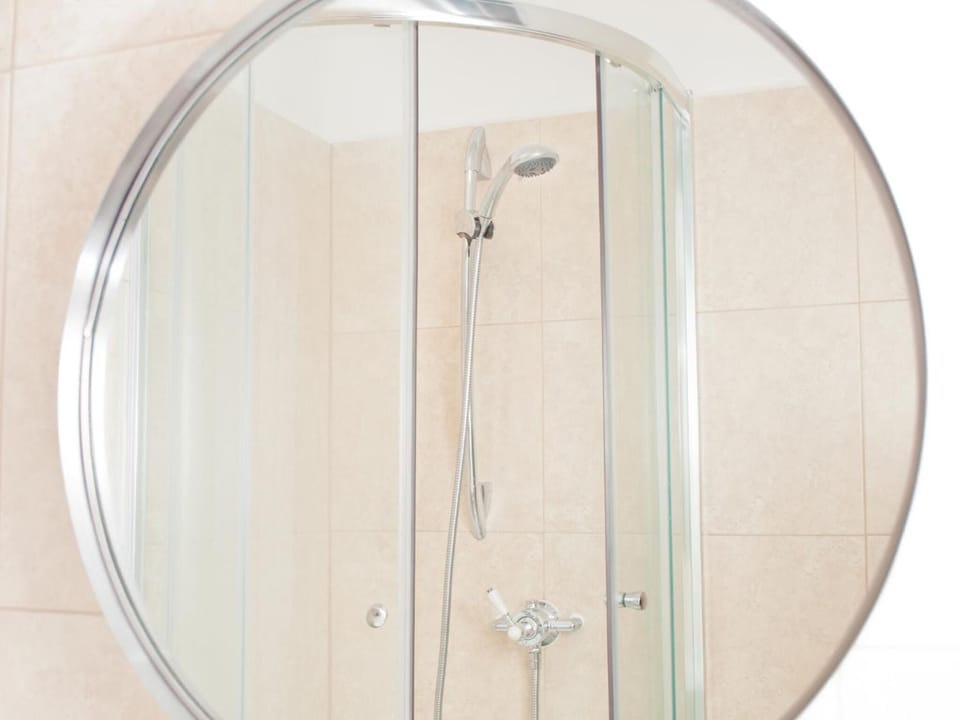 Combined shower/tub, free toiletries, hair dryer