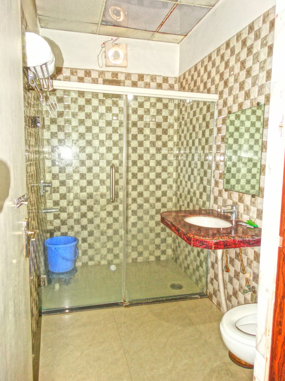Shower, free toiletries