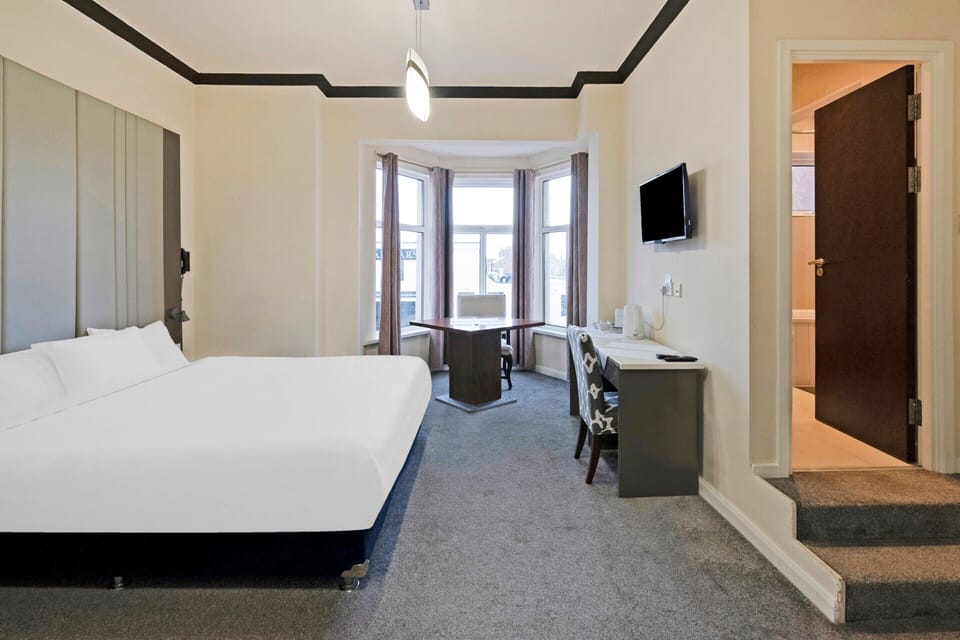 Standard Triple Room, Multiple Beds | Iron/ironing board, bed sheets