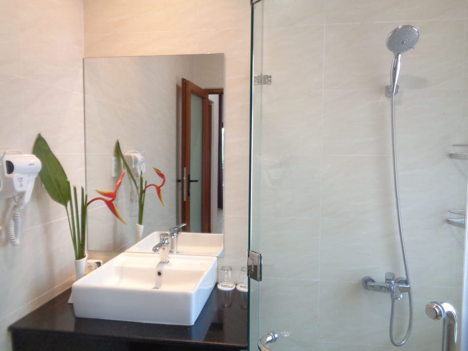 Family Bungalow | Bathroom | Shower, free toiletries, hair dryer, slippers