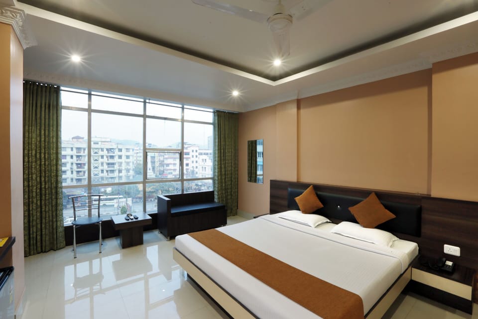 Premium bedding, desk, blackout drapes, soundproofing