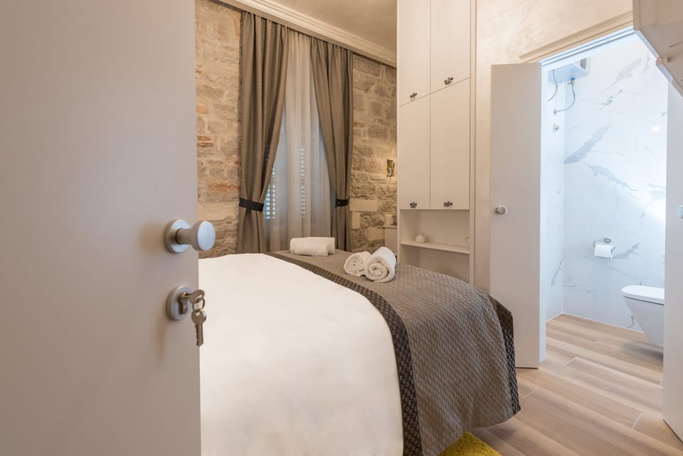 Design Double or Twin Room, 1 Bedroom(Room 16) | Premium bedding, minibar, in-room safe, individually decorated