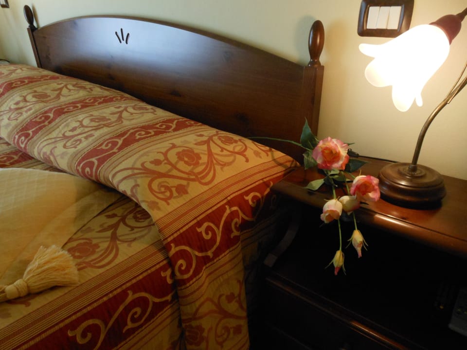 Hypo-allergenic bedding, minibar, desk, free WiFi