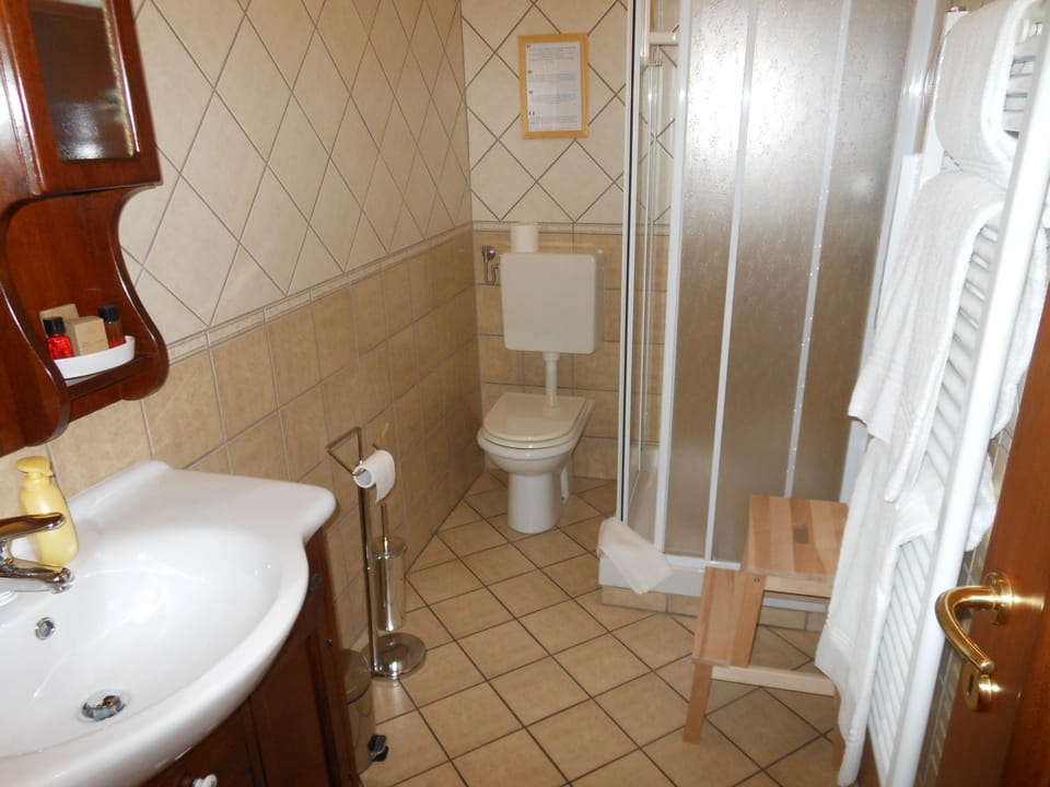 Quadruple Room | Bathroom | Free toiletries, hair dryer, towels