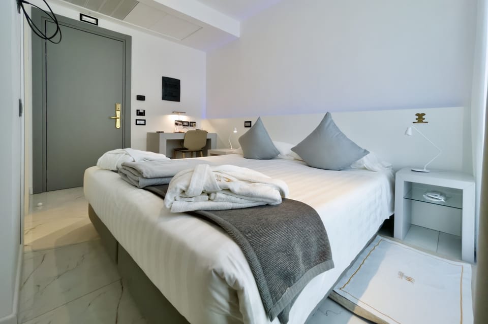 Comfort Room | Premium bedding, down comforters, pillowtop beds, minibar