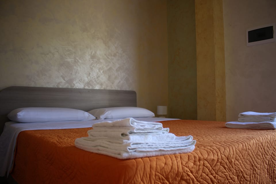 Basic Double Room (Gialla) | 1 bedroom, in-room safe, desk, soundproofing