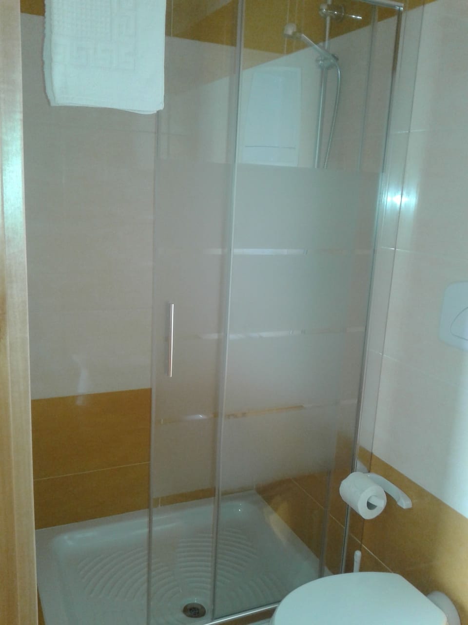 Quadruple Room (Rosa) | Bathroom shower