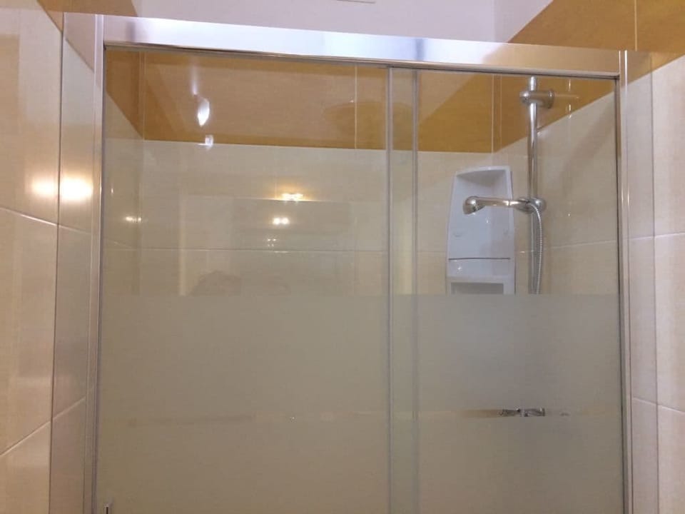 Quadruple Room (Rosa) | Bathroom shower