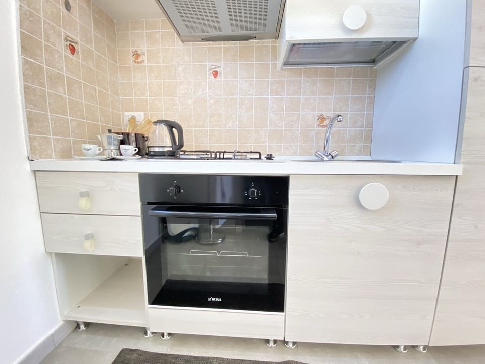 Exclusive Studio, 1 Bedroom, Non Smoking, Garden View | Private kitchen