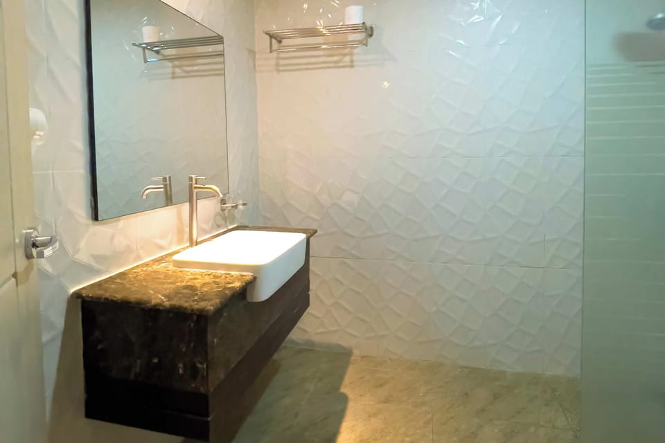 Deluxe King Room | Minibar, desk, free WiFi, bed sheets