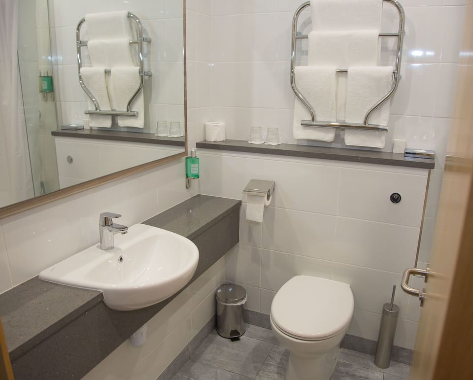 Separate tub and shower, hydromassage showerhead, free toiletries