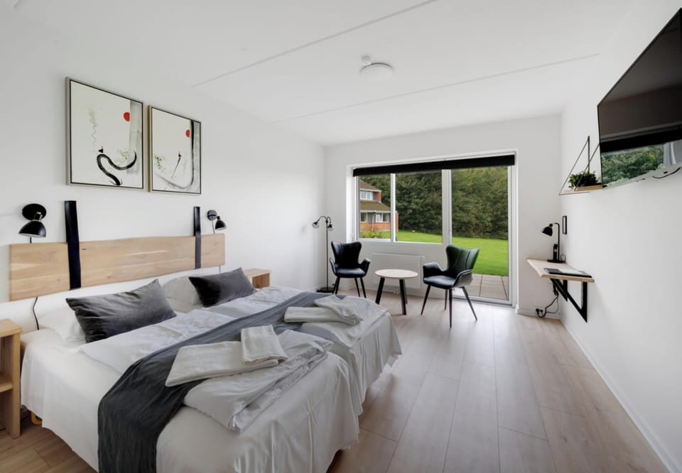 Comfort Room, Terrace | Hypo-allergenic bedding, in-room safe, individually decorated, desk