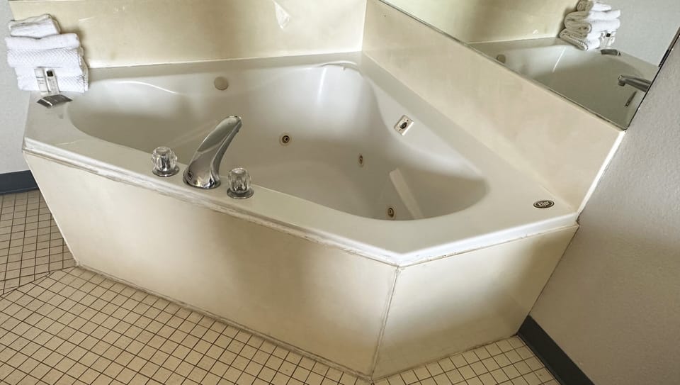 Room, 1 King Bed, Non Smoking, Jetted Tub | Jetted tub